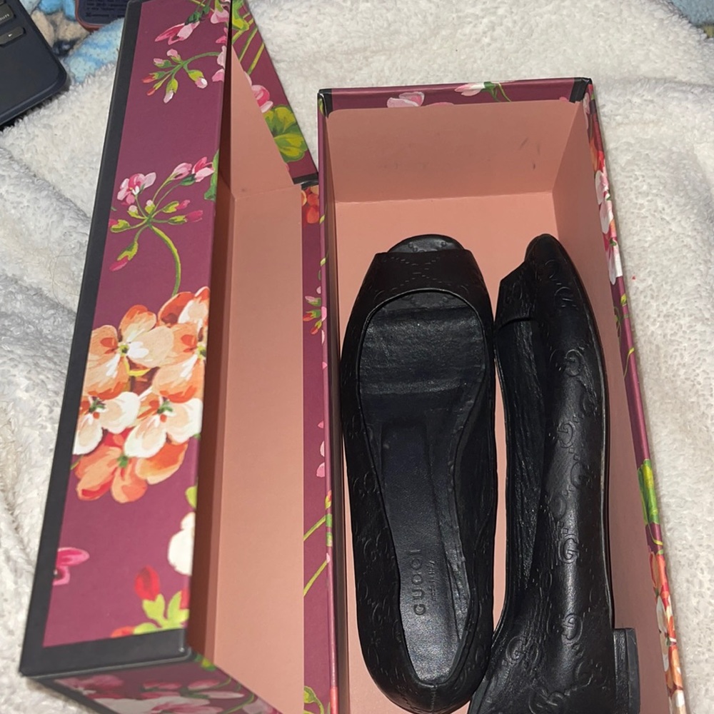 Gucci Flat Open Toe Shoes